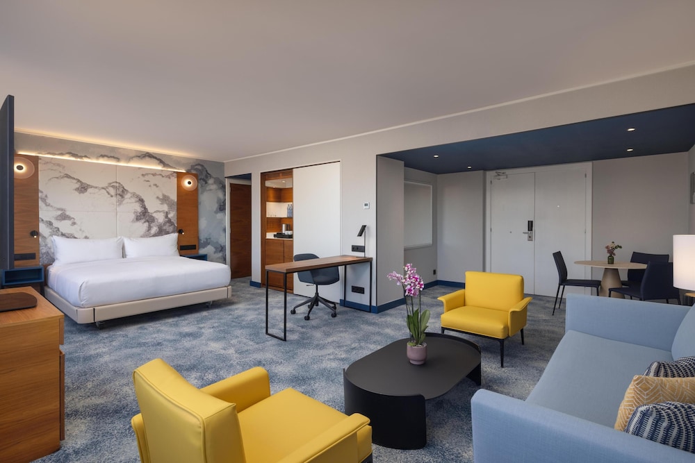 Suite, 1 cama de matrimonio grande con sofá cama (Master) del hotel Hilton Barcelona. Foto 3