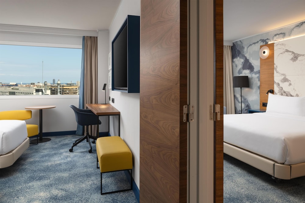 Habitación familiar, 2 habitaciones, habitaciones comunicadas (Type of bed subject to availability) del hotel Hilton Barcelona. Foto 4
