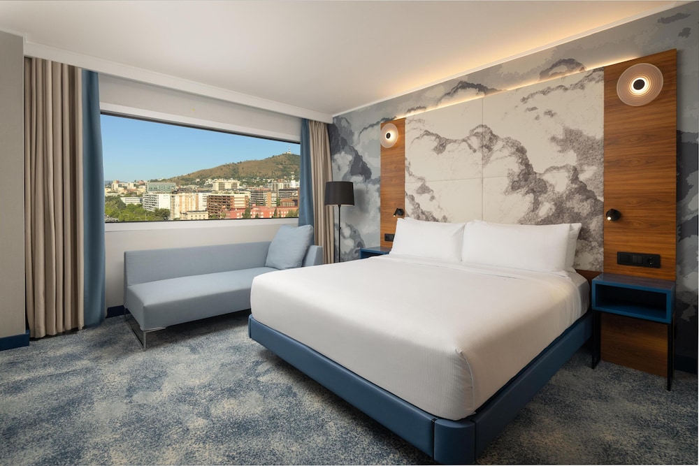 Habitación ejecutiva, 1 cama de matrimonio grande, vistas a la ciudad, en esquina del hotel Hilton Barcelona. Foto 4
