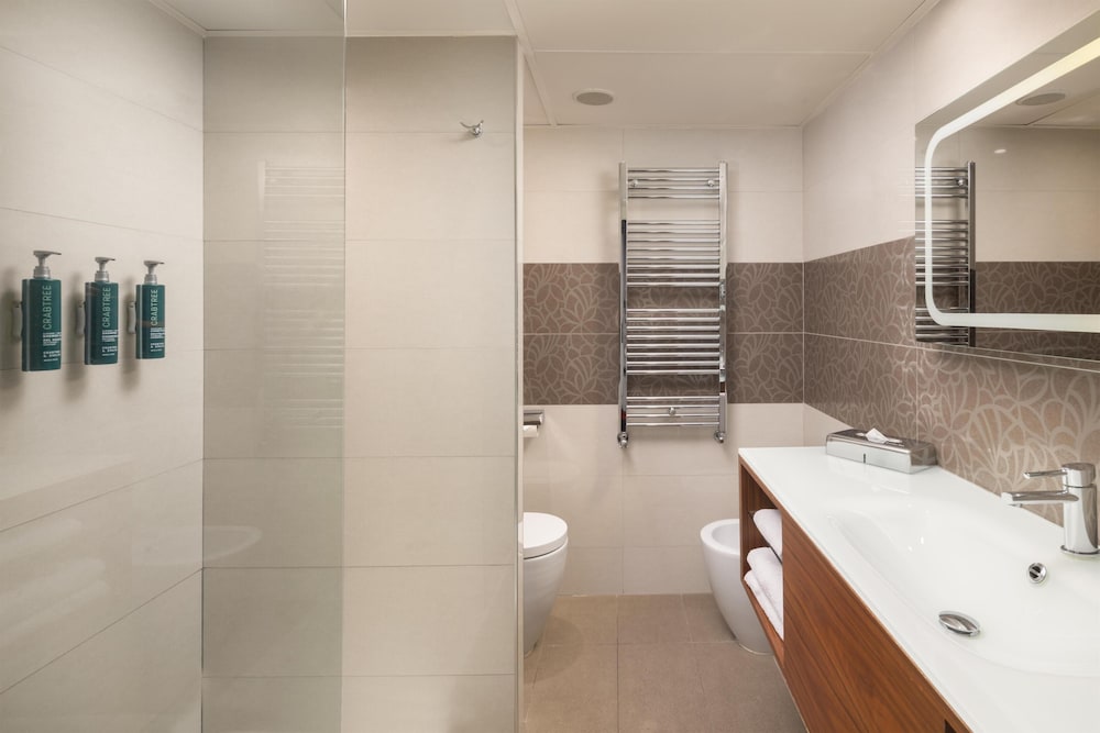 Habitación ejecutiva, 1 cama de matrimonio grande, vistas a la ciudad, en esquina del hotel Hilton Barcelona. Foto 7