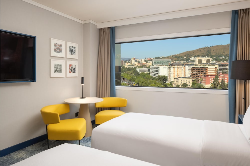 Habitación con 2 camas individuales del hotel Hilton Barcelona. Foto 2