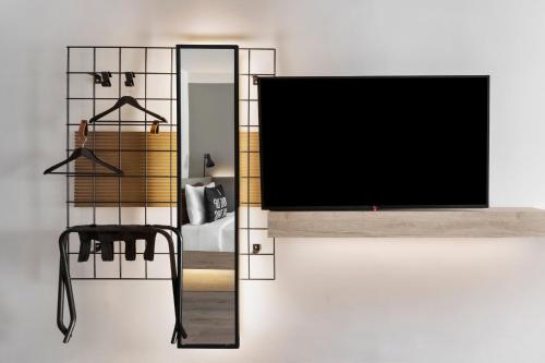 Habitación Doble Moxy con balcón y vistas a la ciudad - 2 camas del hotel Moxy Barcelona. Foto 1