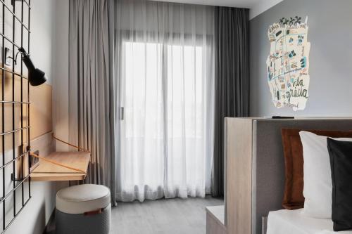 Habitación Doble Moxy con balcón y vistas a la ciudad - 2 camas del hotel Moxy Barcelona. Foto 3