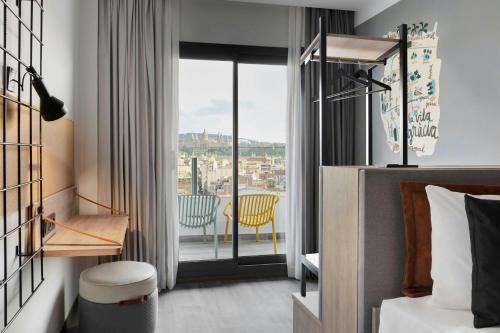 Habitación Doble Moxy con balcón y vistas a la ciudad - 2 camas del hotel Moxy Barcelona. Foto 6