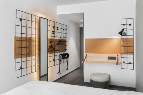 Habitación Moxy Doble con sofá cama y balcón - 2 camas del hotel Moxy Barcelona. Foto 5