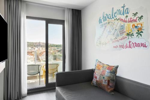 Habitación Moxy Doble con sofá cama y balcón - 2 camas del hotel Moxy Barcelona. Foto 6