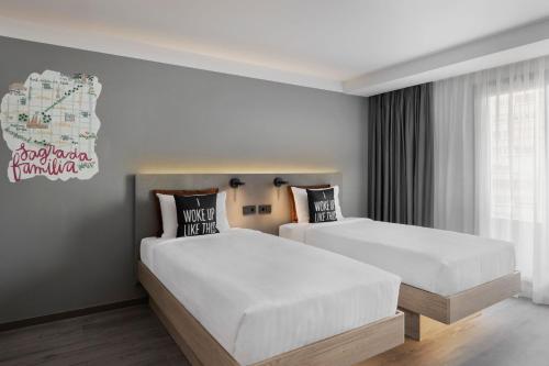 Habitación Doble Moxy con balcón - 2 camas del hotel Moxy Barcelona. Foto 2