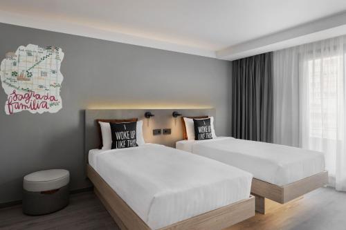 Habitación Doble Moxy con balcón - 2 camas del hotel Moxy Barcelona. Foto 3