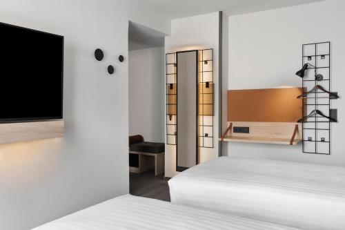 Habitación Doble Moxy con balcón - 2 camas del hotel Moxy Barcelona. Foto 4