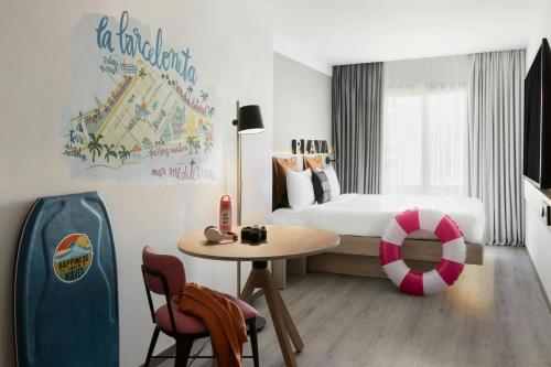 Habitación Moxy con balcón - Cama grande del hotel Moxy Barcelona