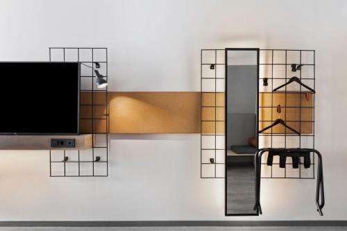 Habitación Moxy con balcón - Cama grande del hotel Moxy Barcelona. Foto 5