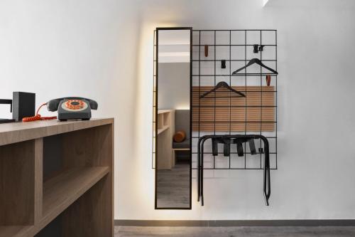 Habitación Moxy con balcón - Cama grande del hotel Moxy Barcelona. Foto 7