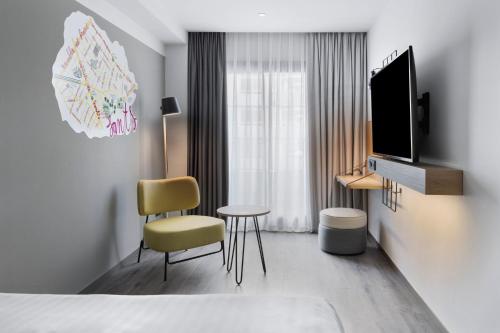 Habitación Moxy con balcón - Cama grande del hotel Moxy Barcelona. Foto 8