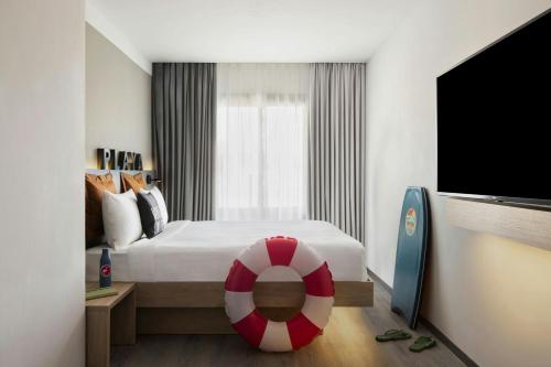 Habitación Moxy con balcón - Cama grande del hotel Moxy Barcelona. Foto 12