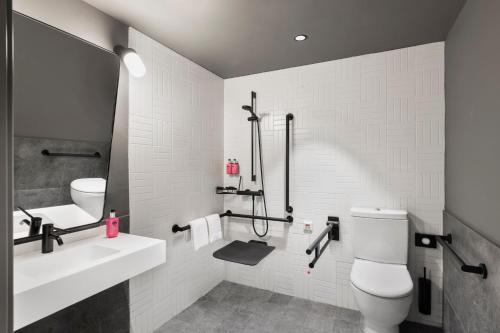 Habitación Moxy con balcón - Cama grande del hotel Moxy Barcelona. Foto 14