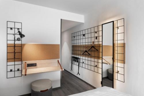 Habitación Moxy Doble con sofá cama y balcón del hotel Moxy Barcelona. Foto 2