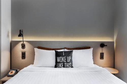 Habitación Moxy Doble con sofá cama y balcón del hotel Moxy Barcelona. Foto 3
