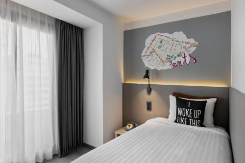 Habitación individual Moxy con balcón del hotel Moxy Barcelona. Foto 1