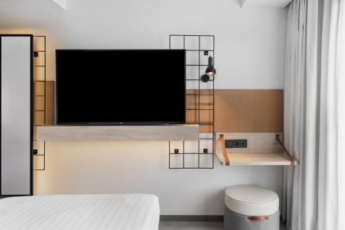 Habitación individual Moxy con balcón del hotel Moxy Barcelona. Foto 2