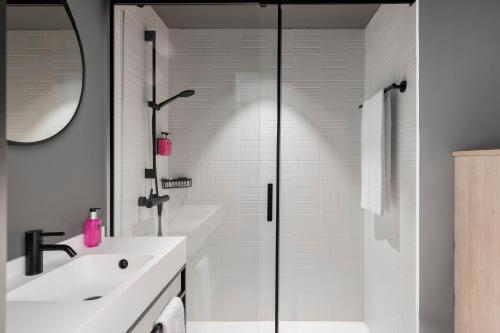 Habitación individual Moxy con balcón del hotel Moxy Barcelona. Foto 3