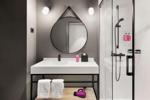 Moxy Mega Sleeper Executive Room - Lounge Access del hotel Moxy Barcelona. Foto 5