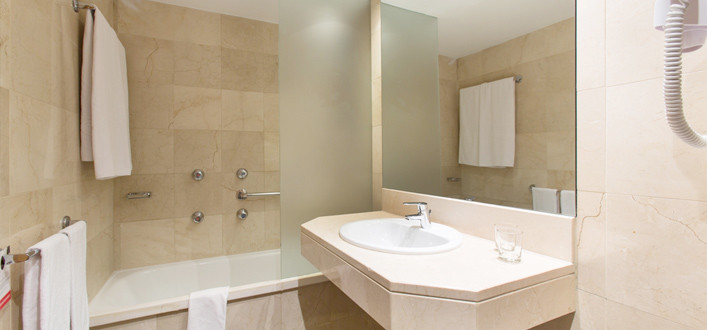 Habitación Doble XL del hotel Moxy Barcelona. Foto 1