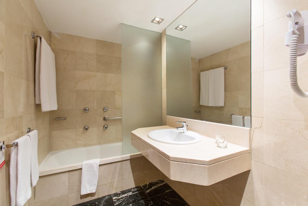 Habitación doble Superior del hotel Moxy Barcelona. Foto 2