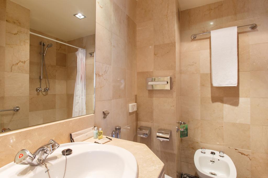 Habitación individual Económica del hotel Moxy Barcelona. Foto 1