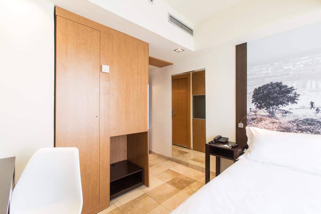 Habitación individual Económica del hotel Moxy Barcelona. Foto 2