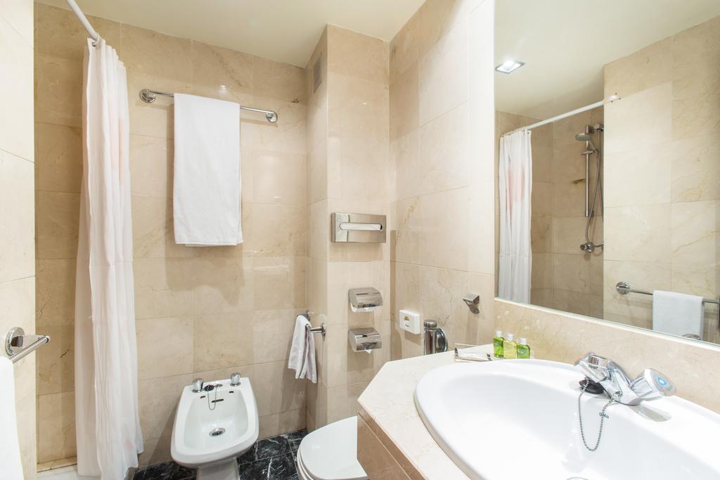 Habitación individual Económica del hotel Moxy Barcelona. Foto 3