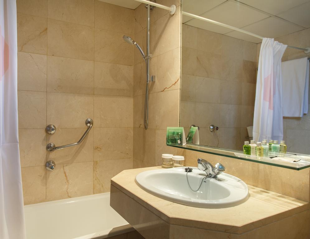 Habitación doble del hotel Moxy Barcelona. Foto 1