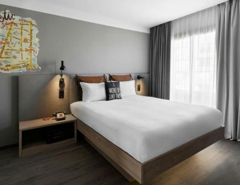 Habitación Executive Moxy Mega Sleeper con acceso al salón del hotel Moxy Barcelona. Foto 1