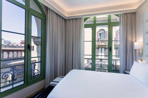 Habitación Doble con vistas a la pared del hotel Eurostars Laietana. Foto 1