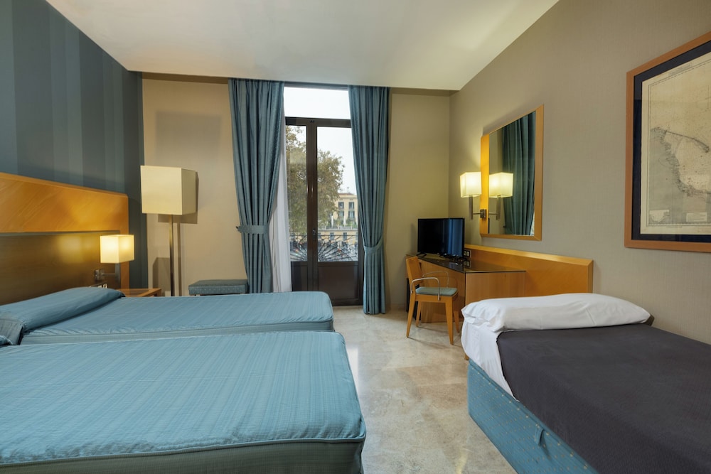 Habitación triple, balcón del hotel Del Mar. Foto 2