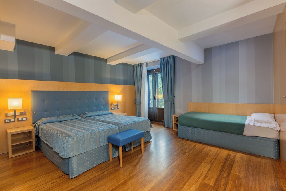 Habitación triple con balcón del hotel Del Mar