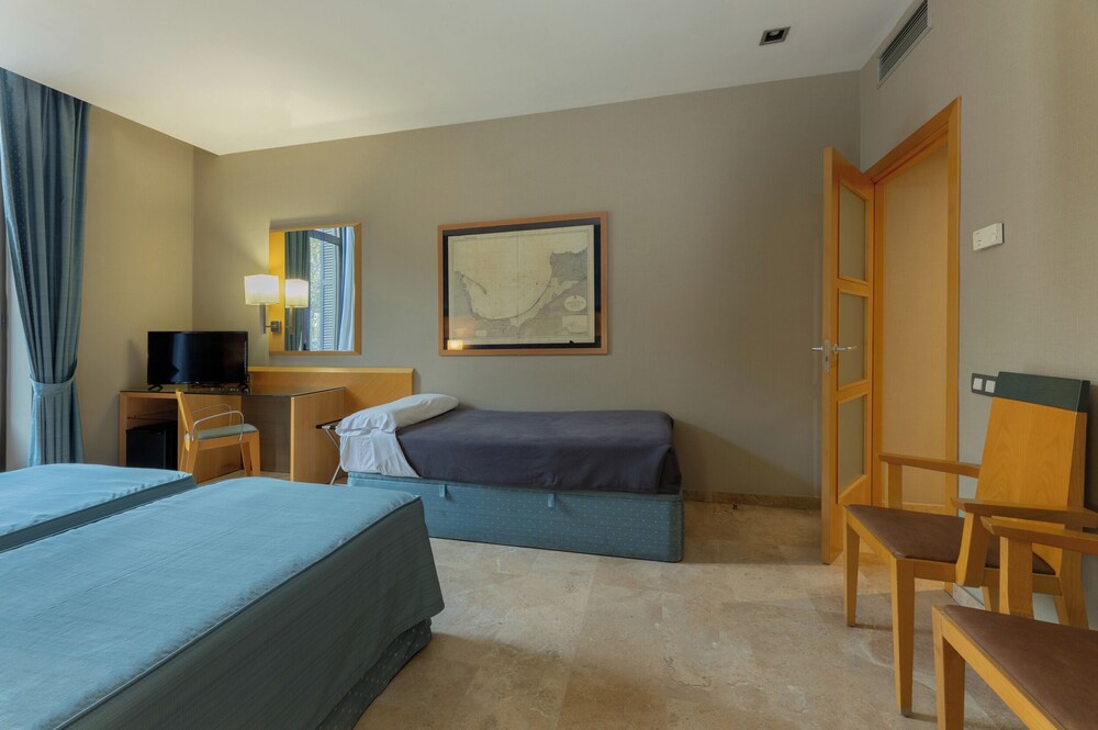 Habitación triple con balcón del hotel Del Mar. Foto 4