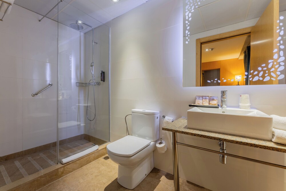 Habitación triple con balcón del hotel Del Mar. Foto 5