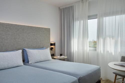 The Studio con vistas a la ciudad del hotel INNSiDE Barcelona Apolo. Foto 8