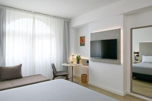 Estudio más amplio del hotel INNSiDE Barcelona Apolo. Foto 1
