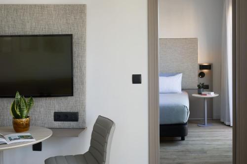The Townhouse con balcón del hotel INNSiDE Barcelona Apolo. Foto 11