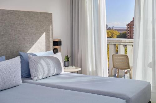 The Studio Comunicado con balcón del hotel INNSiDE Barcelona Apolo. Foto 5