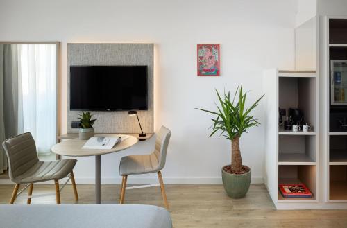Casa Unifamiliar y Estudio comunicados con balcón y vistas a la ciudad del hotel INNSiDE Barcelona Apolo. Foto 11