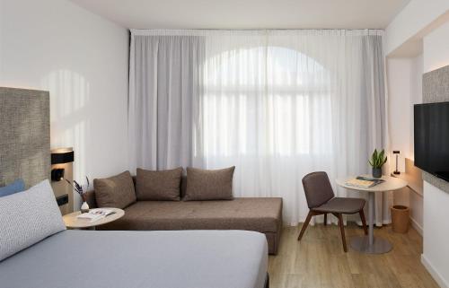 Estudio más amplio del hotel INNSiDE Barcelona Apolo. Foto 12
