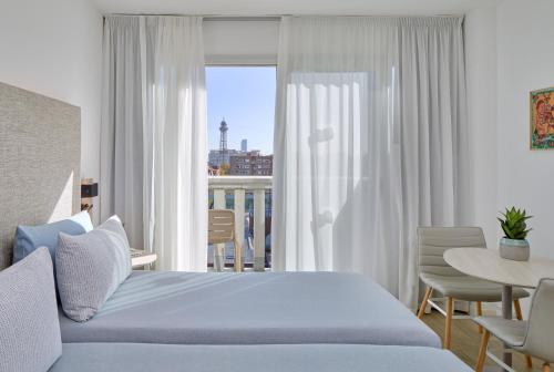 The Studio Comunicado con balcón del hotel INNSiDE Barcelona Apolo. Foto 9