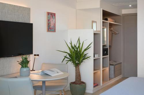 The Studio con balcón del hotel INNSiDE Barcelona Apolo. Foto 28
