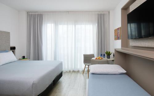 Estudio más amplio del hotel INNSiDE Barcelona Apolo. Foto 18