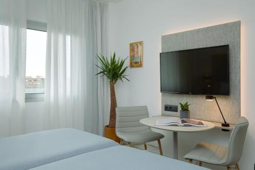 The Studio Comunicado con vistas a la ciudad del hotel INNSiDE Barcelona Apolo. Foto 15