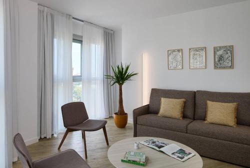 The Townhouse con balcón del hotel INNSiDE Barcelona Apolo. Foto 33