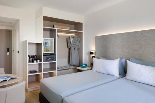 The Studio con balcón del hotel INNSiDE Barcelona Apolo. Foto 37