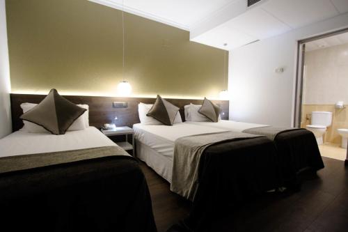 Habitación Triple del hotel Moderno Barcelona. Foto 1